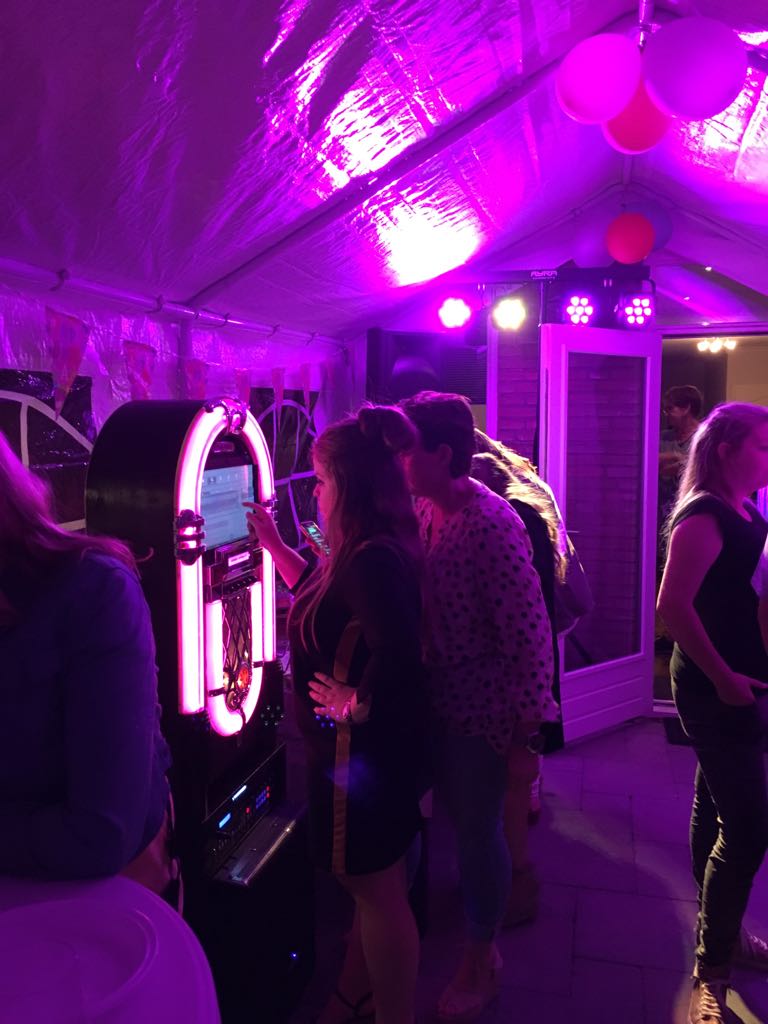 De Feest Jukebox opgesteld tijdens een feest
